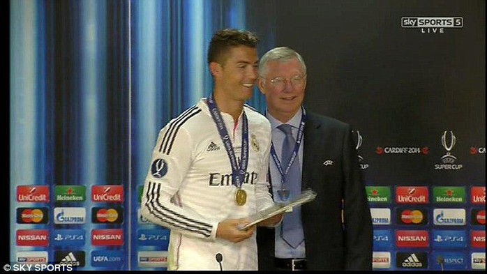 Ông Ferguson trao danh hiệu Cầu thủ xuất sắc nhất trận cho Ronaldo