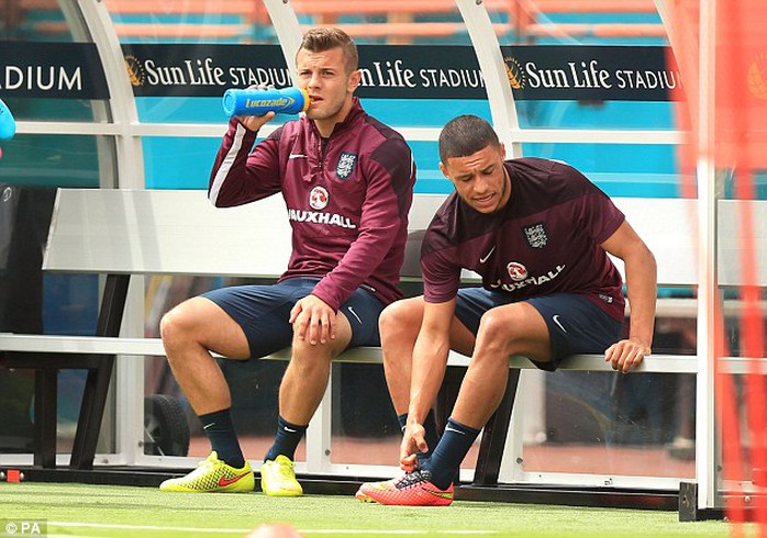 Wilshere và Alex Oxlade Chamberlain liên tục nạp nước