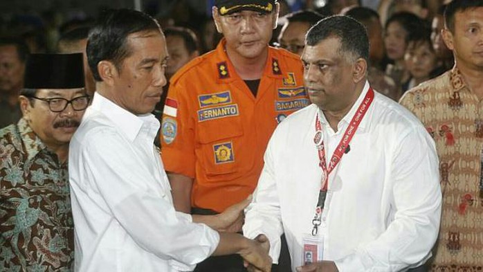 Tony Fernandes, Giám đốc điều hành hành hãng không AirAsia (phải). Ảnh: Straits Times