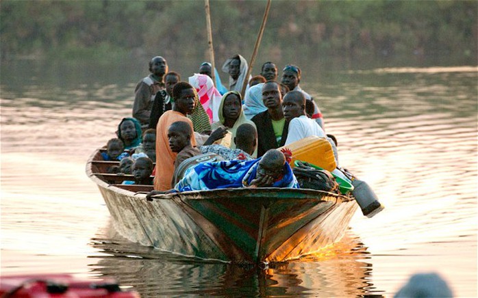 Một chiếc thuyền chở người chạy loạn ở Nam Sudan. Ảnh: Telegraph