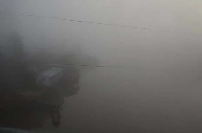 Các ngôi nhà bên bờ Vĩnh Long bỗng trở nên thơ mộng, ẩn hiện trong làn sương