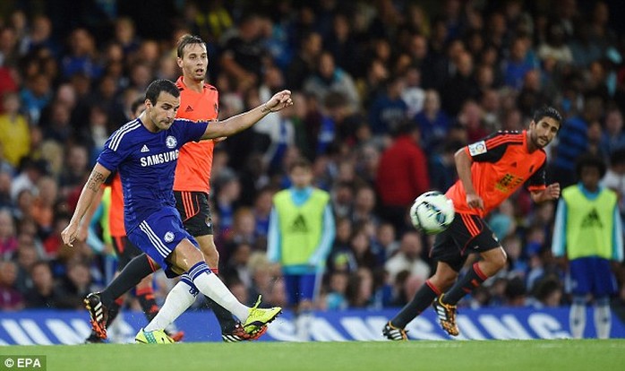 Fabregas lần đầu xuất hiện trên sân Stamford Bridge
