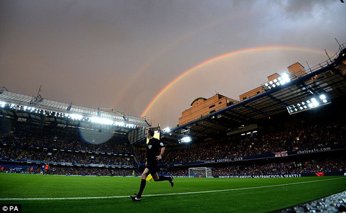 Cầu vòng tuyệt đẹp xuất hiện sau cơn mưa trên sân Stamford Bridge