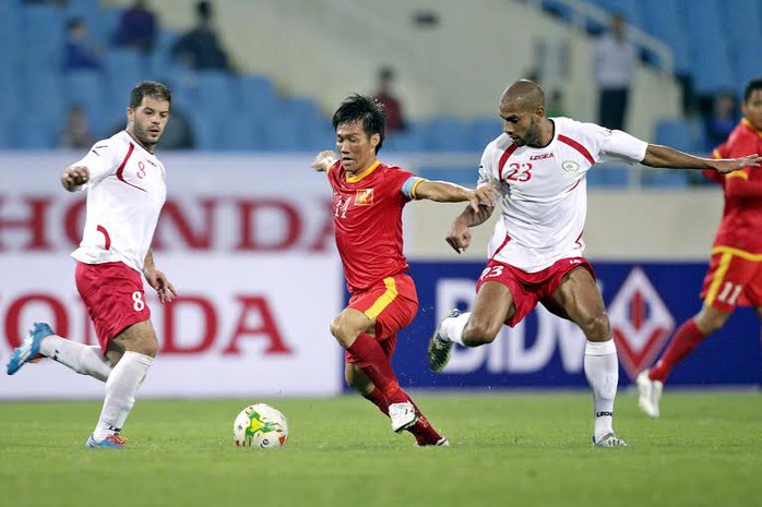 Tấn Tài (áo đỏ) suýt ghi bàn cho Việt Nam ở phút thứ 2