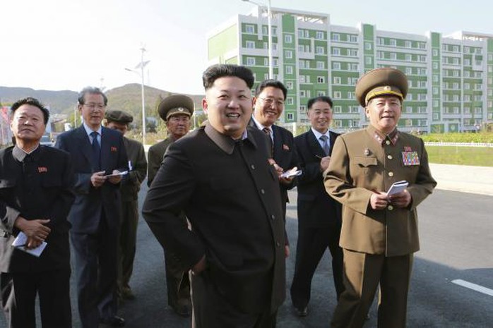 Kim Jong-un xuất hiện với gậy. Ảnh: Reuters