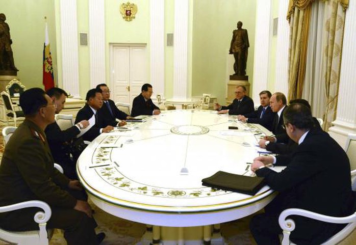 Cuộc gặp hôm 18-11 giữa Tổng thống Nga Vladimir Putin cùng Choe Ryong Hae, một phụ tá thân cận của nhà lãnh đạo Kim Jong-un (người thứ 3 bên trái). Ảnh: Reuters