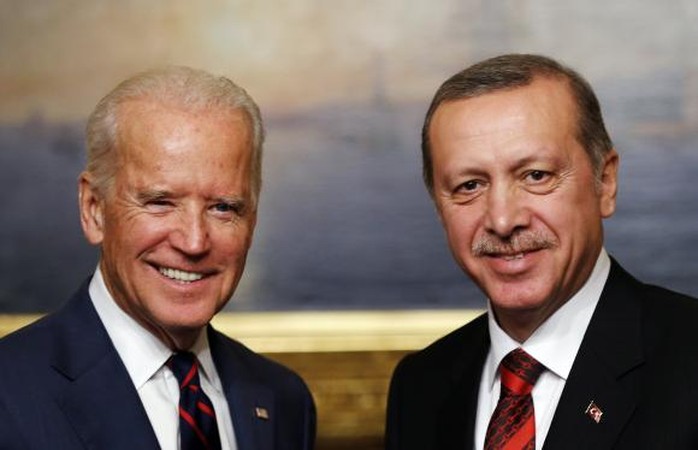 Phó tổng thống Mỹ Joe Biden và Tổng thống Thỗ Nhĩ Kỳ Tayyip Erdogan. Ảnh: Reuters