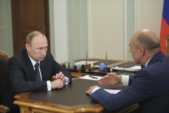 Vladmir Putin (trái) thảo luận cùng Bộ trưởng tài chính Nga Anton Siluanov