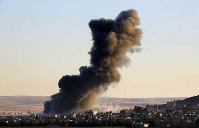 Khói đen bốc lên tại một khu phố đông Kobani sau một cuộc không kích vào ngày 8-11-2014. Ảnh: Reuters