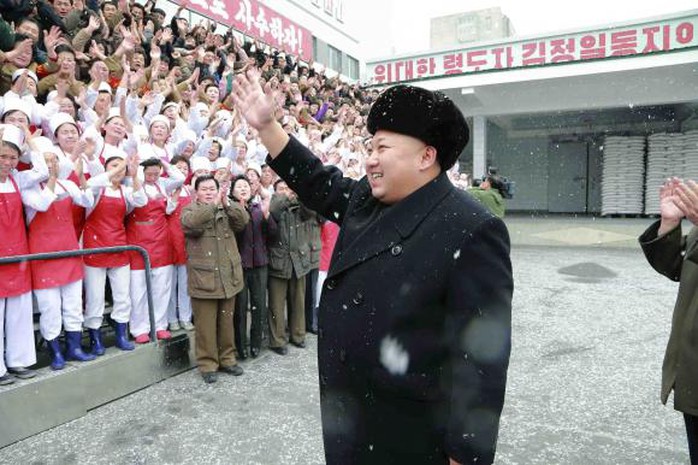 Hình ảnh ông Kim Jong-un trong chuyến thăm một nhà máy thực phẩm trẻ em ở Bình Nhưỡng hôm 16-12. Ảnh: Reuters