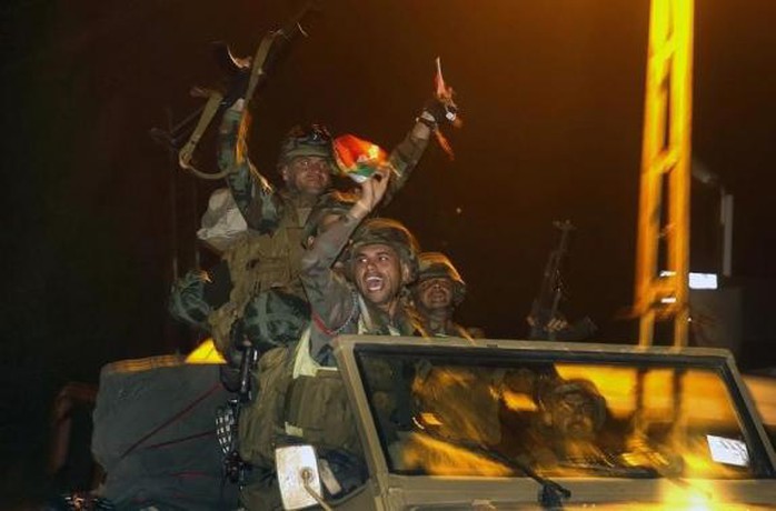 Các tay súng Peshmerga sang hỗ trợ người Kurd ở Syria bằng đường Thổ Nhĩ Kỳ. Ảnh: Reuters
