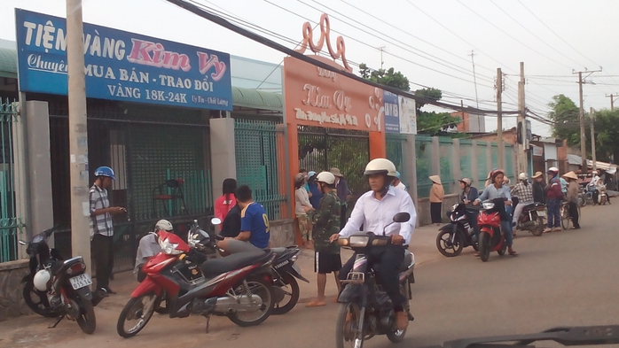 Nhiều chủ nợ đến canh và mong tìm chút tài sản còn sót lại chủ chủ tiệm vàng Kim Vy