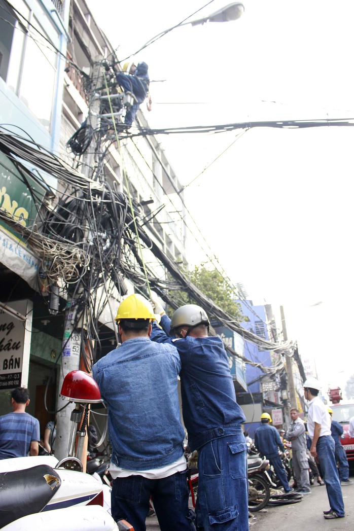Các thợ điện khẩn trương khắc phục sự cố sau đám cháy