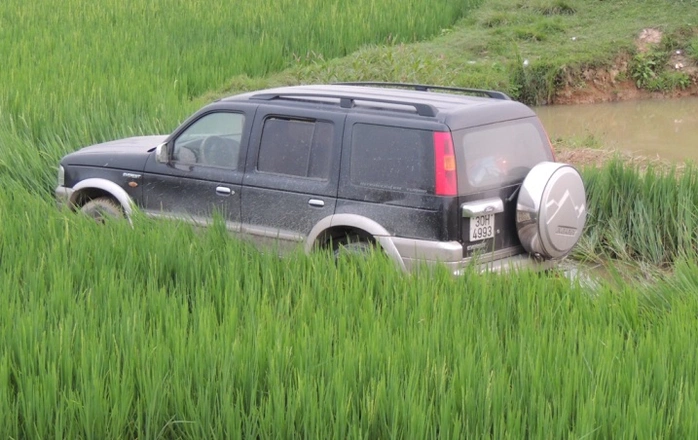 Sau cú tông, xe ô tô lao xuống ruộng lúa, một cô gái và một cụ già trên xe ôtô bị thương nặng