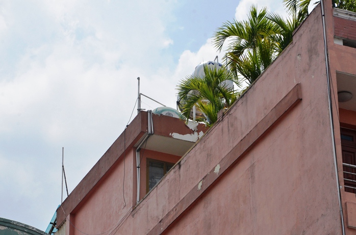 Khu vực bồn chứa nước trên tầng thượng nhà 276 Hai Bà Trưng, phường Tân Định, quận 1 – TP HCM, nơi nạn nhân bị điện giật rồi ngã xuống mái tôn nhà bên cạnh dẫn đến tử vong.