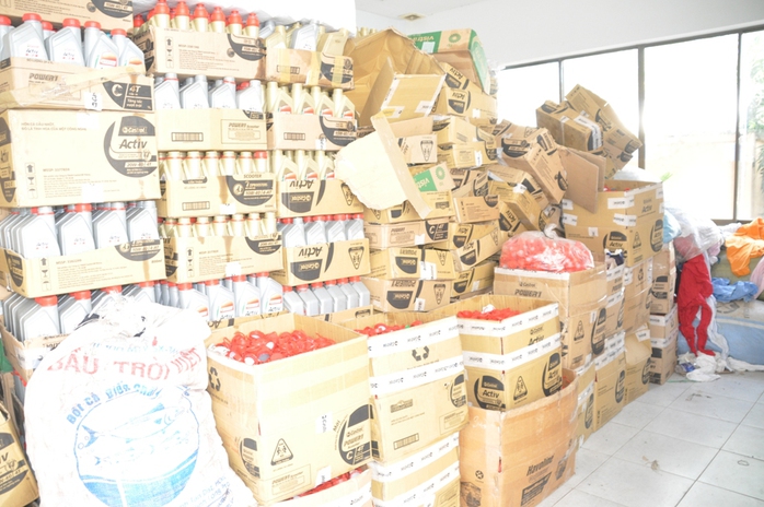 Số nhớt giả đ&atilde; th&agrave;nh phẩm do Ngọc c&ugrave;ng đồng bọn sản xuất.