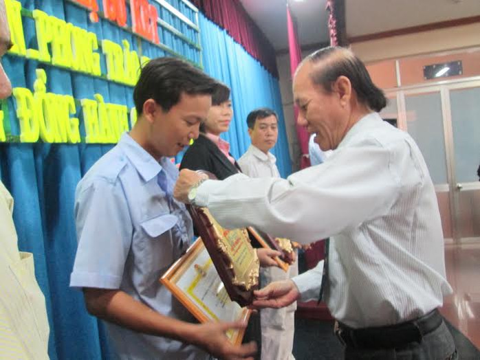 Ông Trần Minh Vũ, Chủ tịch LĐLĐ quận Tân Phú, TP HCM trao giấy khen và biểu trưng cho các doanh nghiệp tiêu biểu (ảnh: K.Ngân)