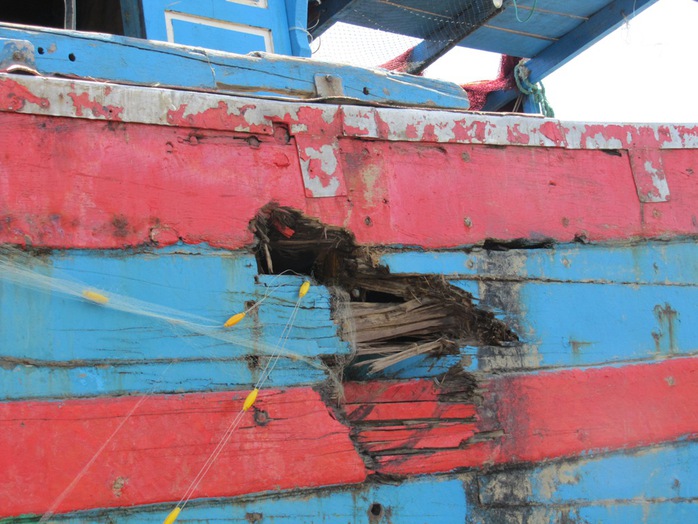 Tàu cá ĐNa 90152 bị hư hỏng nặng khi bị tàu Trung Quốc đâm