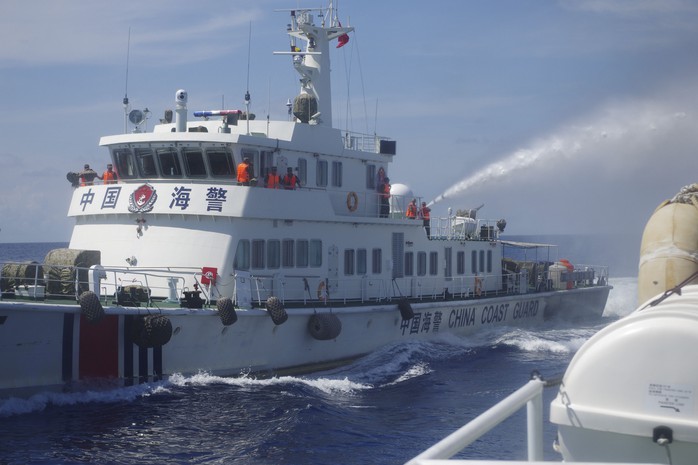 Tàu Trung Quốc cố tình bắn vòi rồng vào tàu Việt Nam
Ảnh: Reuters