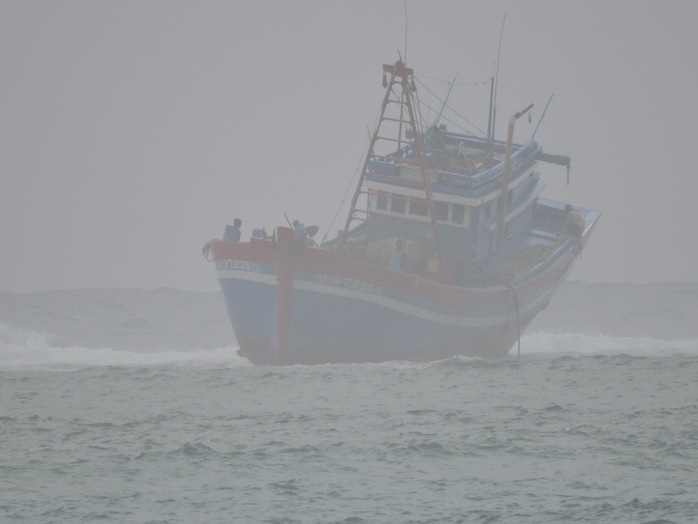 Tàu cá QNg 97235 TS bị mắc cạn tại vùng biển Lý Sơn và có khả năng bị sóng biển nhấn chìm.
