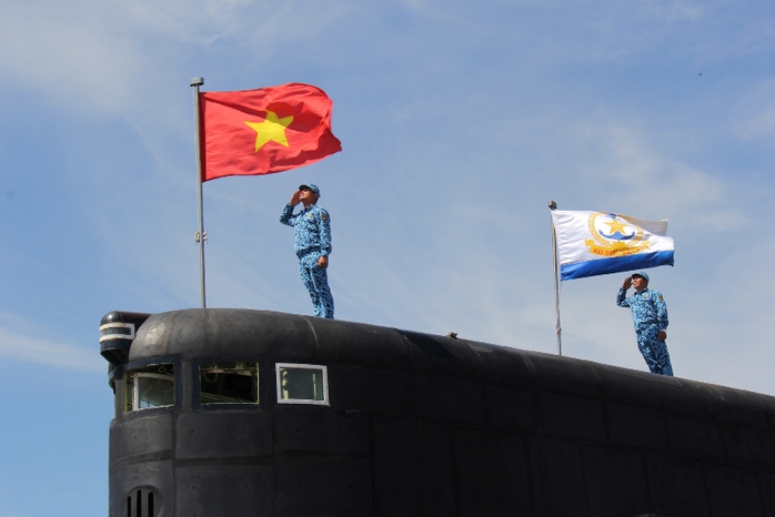 Cờ Tổ quốc và lá cờ Hải quân Nhân dân Việt Nam tung bay trên Tàu ngầm Kilo