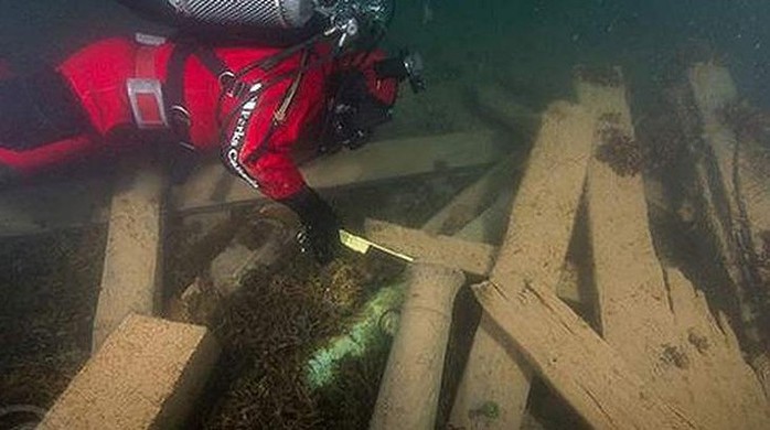 Một nhà nghiên cứu xem xét xác tàu HMS Erebus. Ảnh: Parks Canada