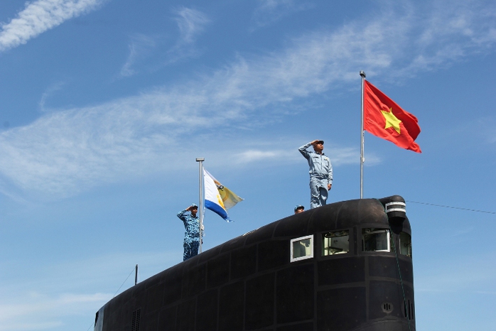 Luyện tập chuẩn bị cho Lễ thượng cờ quốc gia 2 tàu ngầm Kilo vào chiều 1-4