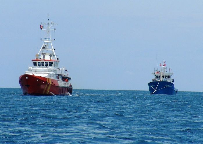 Tàu cá được lai dắt về cảng Nha Trang an toàn