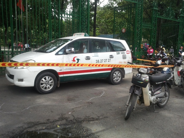Taxi do tài xế Vinh đậu trước cổng Thảo Cầm viên trên đường Nguyễn Bỉnh Khiêm, phường Bến Nghé, quận 1 – TP HCM. Sau đó xảy ra việc cự cãi, ẩu đả và ông Lợi bị đâm chết.