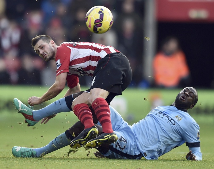 Morgan Schneiderlin (trái) có hay hơn Fabregas?