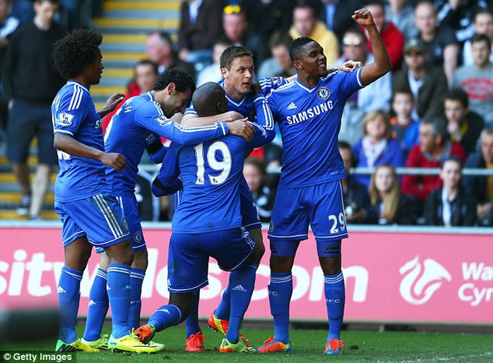 Các cầu thủ Chelsea ăn mừng bàn thắng của D.Ba
