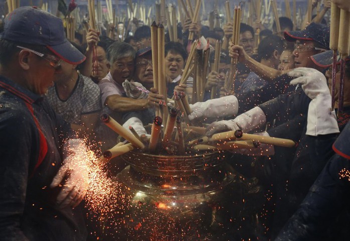 Người dân Singapore đi chùa đầu năm. Ảnh: Reuters