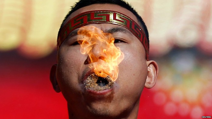 Không chỉ có rồng mới biết phun lửa ở Trung Quốc. Ảnh: Reuters