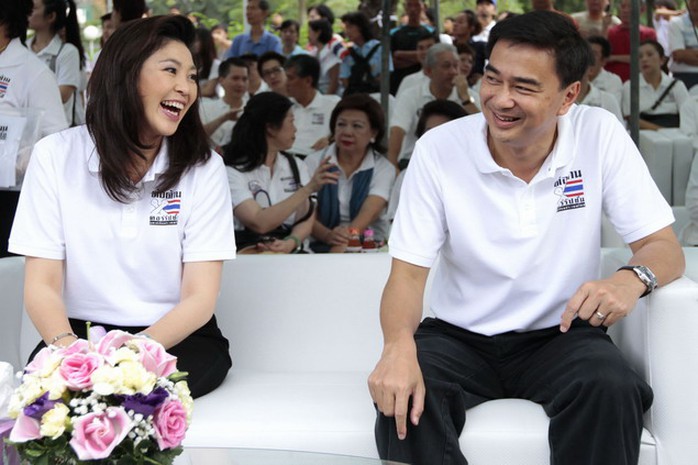 Bà Yingluck vả ông Abhisit tham gia một sự kiện năm 2011. Ảnh: Bangkok Post