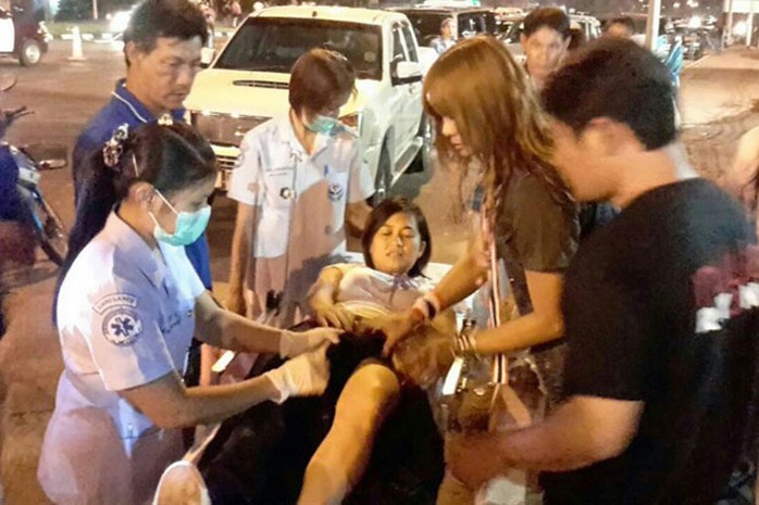 4 người bị thương tại quận Klaeng của tỉnh Rayong đêm 14-2. Ảnh: Bangkok Post
