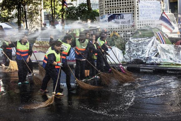 Dọn dẹp đường phố Bangkok nơi người biểu tình chiếm giữ trước đó. Ảnh: Reuters