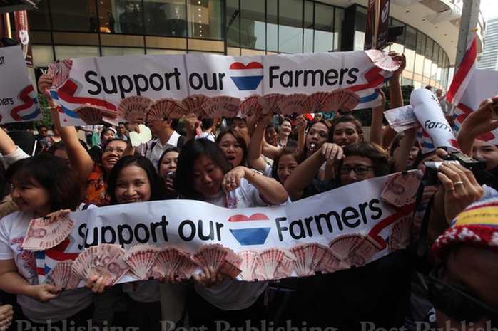 Người biểu tình quyên tiền cho nông dân ở Bangkok ngày 10-2. Ảnh: Bangkok Post