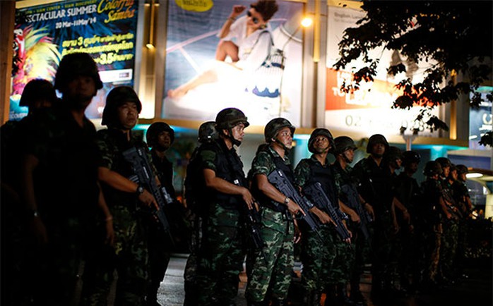 Quân đội Thái Lan canh giữ tại trung tâm Bangkok đêm 23-5. Ảnh: Reuters