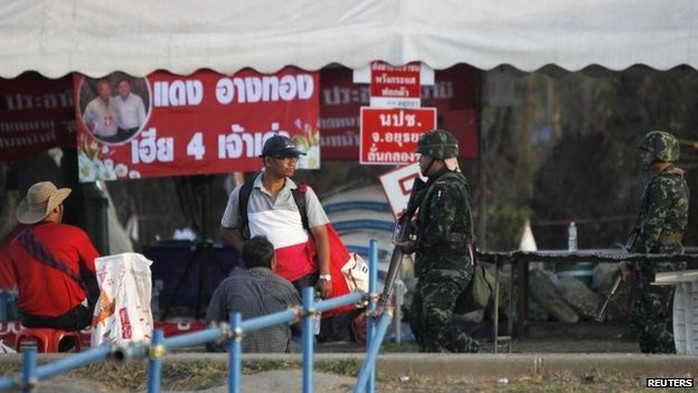 Binh lính tiến vào trại biểu tình của phe Áo đỏ tại tỉnh Nakhon Pathom. Ảnh: Reuters