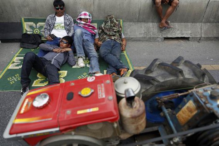 Họ quyết định quay về sau khi chính phủ hứa trả tiền vào tuần tới... Ảnh: Reuters