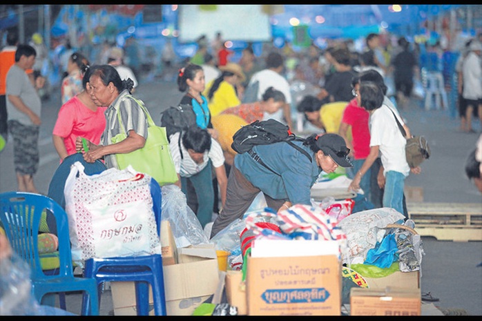 Người biểu tình chống chính phủ trên đường Chaeng Watthana ở Bangkok thu dọn ra về ngày 22-5. Ảnh: Bangkok Post