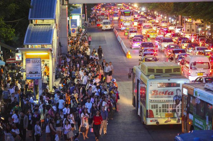 ...người dân chen chúc chờ xe buýt... Ảnh: Bangkok Post
