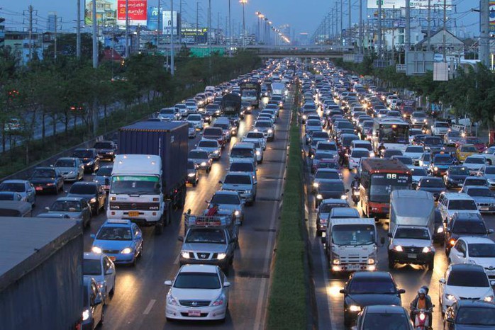 Xe cộ xếp hàng dài... Ảnh: Bangkok Post