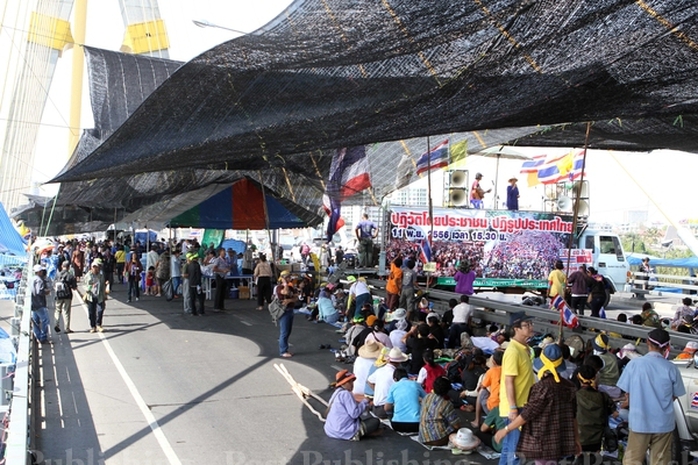 Người biểu tình đóng cửa cầu Rama 8 bắc qua sông Chao Phraya. Ảnh: Bangkok Post