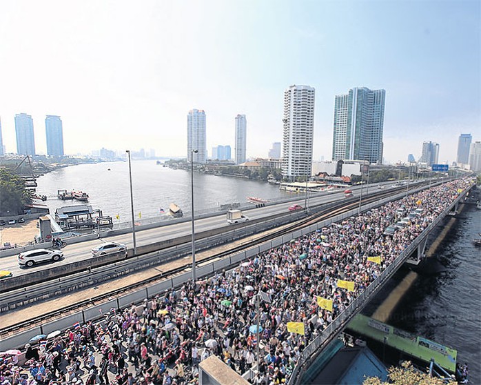 Phe biểu tình bác đề xuất hoãn bầu cử. 
Ảnh: Bangkok Post