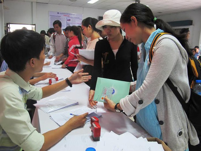 Người lao động đăng ký thất nghiệp tại Trung tâm Giới thiệu việc làm TP HCM
Ảnh: HỒNG NHUNG
