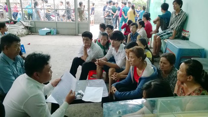 Cán bộ chuyên trách LĐLĐ huyện Hóc Môn đang trao đổi với công nhân