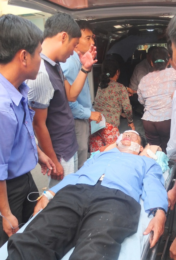 Thầy Đinh Văn Cạn được chuyển đi cấp cứu sau khi bị tạt a xít