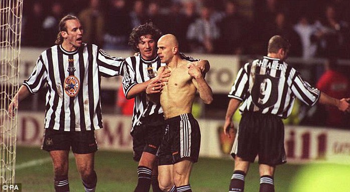 Temuri Ketsbaia của Newcastle cởi áo đá bảng quảng cáo