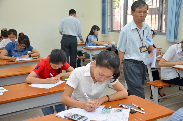 Thí sinh làm bài thi môn toán sáng 4-7 tại Hội đồng thi Trường ĐH Sài Gòn. Ảnh: T. Thạnh